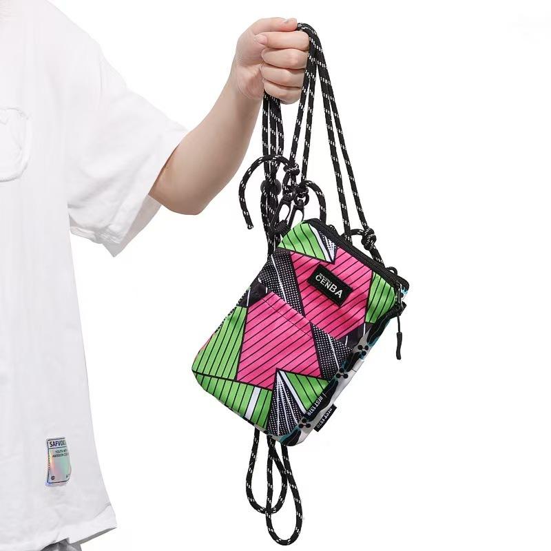 WDF.CO現貨｜2025最新歐美水果圖騰手機包│黑綠紅3色笑臉花朵肩背包｜編織繩可調整｜有拉鍊斜背包｜輕便隨身小包-細節圖7