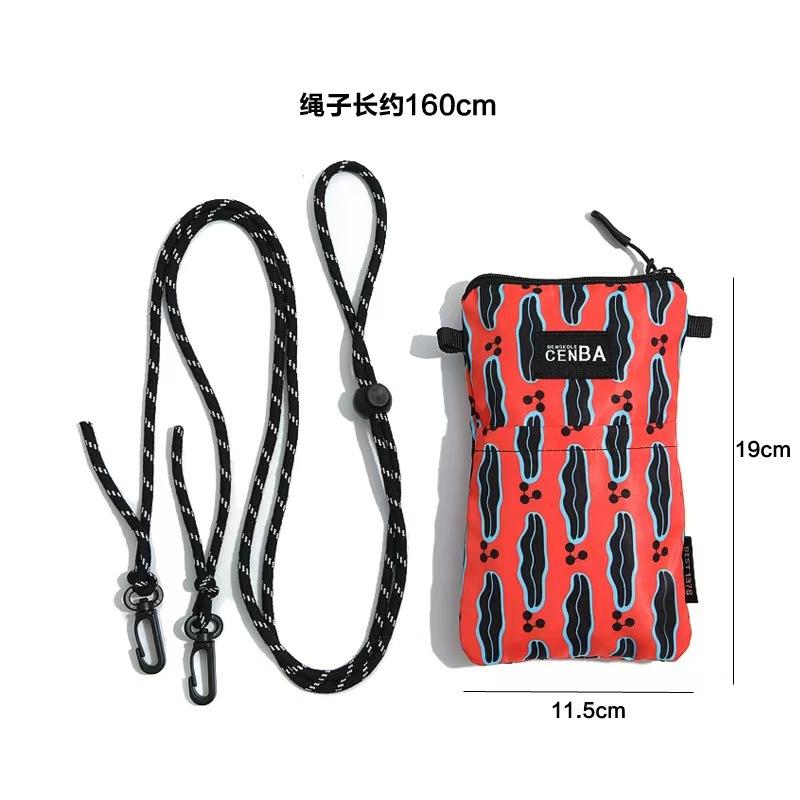 WDF.CO現貨｜2025最新歐美水果圖騰手機包│黑綠紅3色笑臉花朵肩背包｜編織繩可調整｜有拉鍊斜背包｜輕便隨身小包-細節圖8