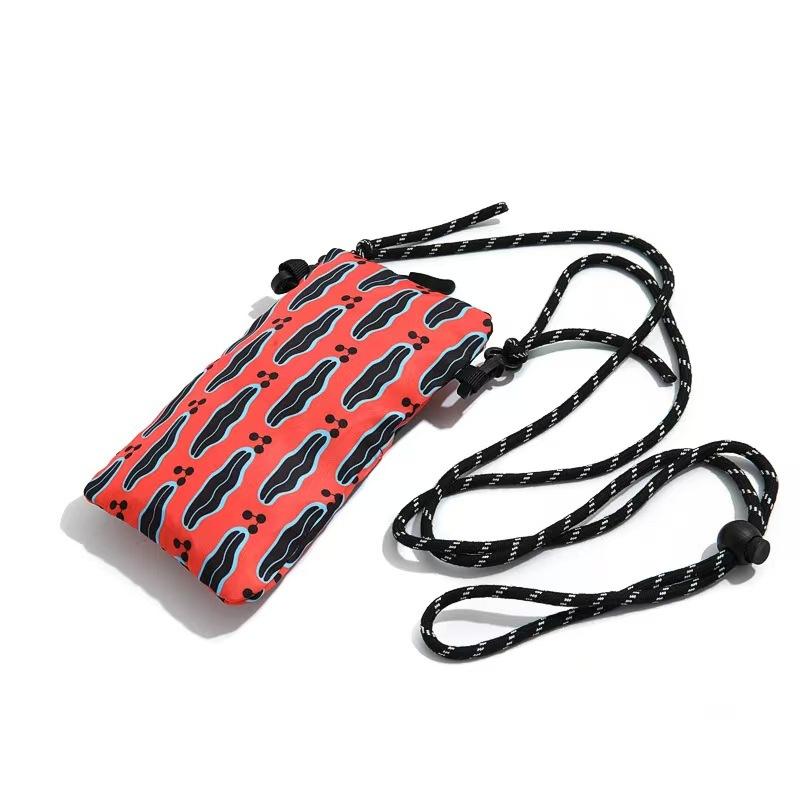 WDF.CO現貨｜2025最新歐美水果圖騰手機包│黑綠紅3色笑臉花朵肩背包｜編織繩可調整｜有拉鍊斜背包｜輕便隨身小包-細節圖9