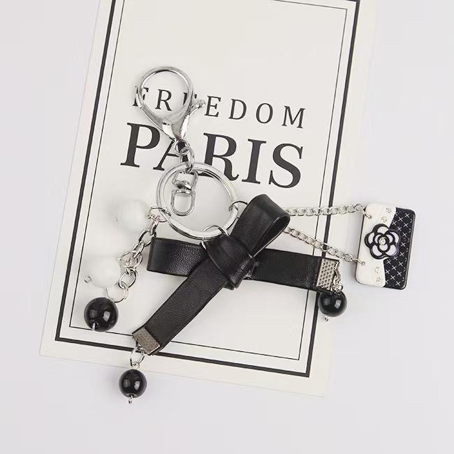 WDF.CO現貨｜2025韓國小香風新款│2款山茶花鍊條吊飾│珍珠│蝴蝶結│黑白包包吊飾｜鑰匙圈配飾｜可愛小物｜-細節圖2