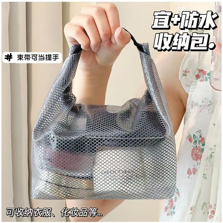 WDF.CO現貨│2025新款│透明防水斜背收納包│27.5*35cm│洗漱袋附編織吊繩│手提游泳袋│有卡扣│防水袋-細節圖7