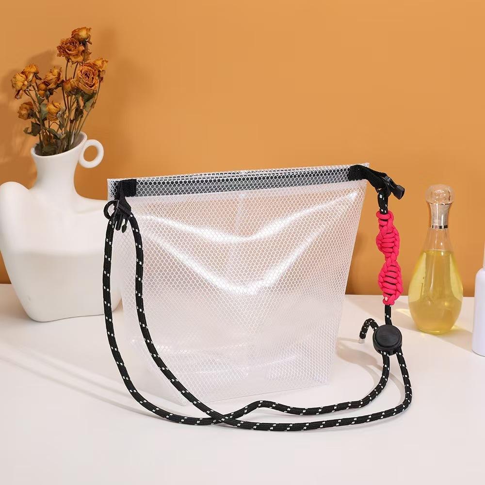 WDF.CO現貨│2025新款│透明防水斜背收納包│27.5*35cm│洗漱袋附編織吊繩│手提游泳袋│有卡扣│防水袋-細節圖8