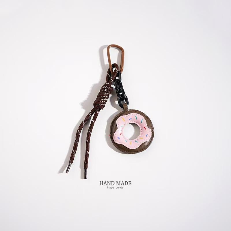 WDF.CO現貨｜2025韓國東大門MIU風新款│紅白粉橘咖5色甜甜圈│編織吊繩掛飾│包包吊飾｜鑰匙圈配飾｜可愛小物｜-細節圖7