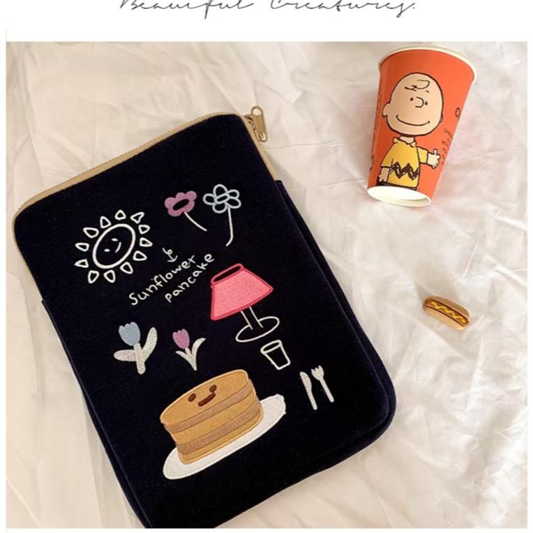 WDF.CO現貨│2025韓國新款花朵ipad筆電包收納│黑色平板保護套│蛋糕刺繡│13吋ipad收納鋪棉包││-細節圖2