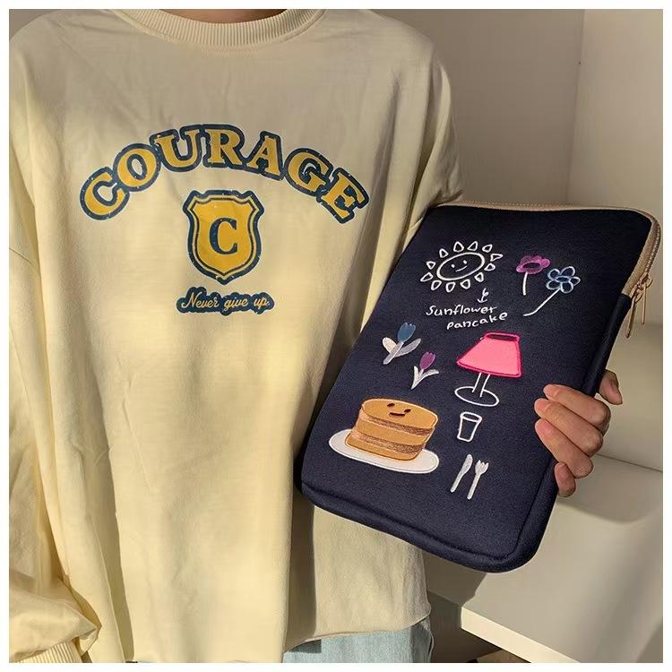 WDF.CO現貨│2025韓國新款花朵ipad筆電包收納│黑色平板保護套│蛋糕刺繡│13吋ipad收納鋪棉包││-細節圖4