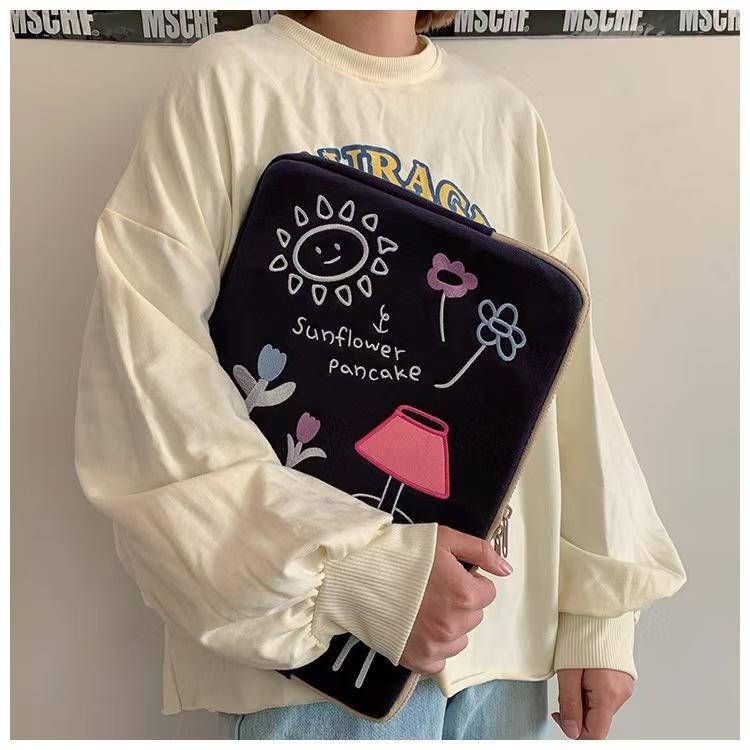 WDF.CO現貨│2025韓國新款花朵ipad筆電包收納│黑色平板保護套│蛋糕刺繡│13吋ipad收納鋪棉包││-細節圖5