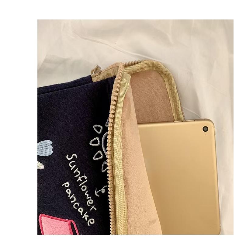 WDF.CO現貨│2025韓國新款花朵ipad筆電包收納│黑色平板保護套│蛋糕刺繡│13吋ipad收納鋪棉包││-細節圖6