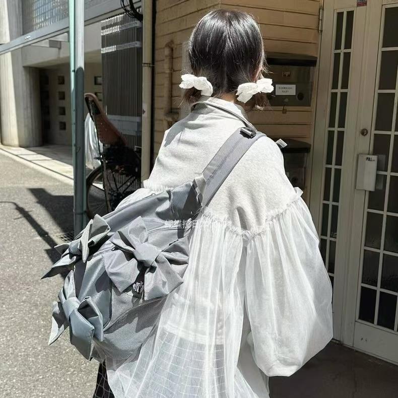 WDF.CO現貨│2025日式新款蝴蝶蝶胸包│黑白灰3色尼龍後背包 │馬鞍斜背包 │單肩包│隨身包｜容量大｜外出包-細節圖3