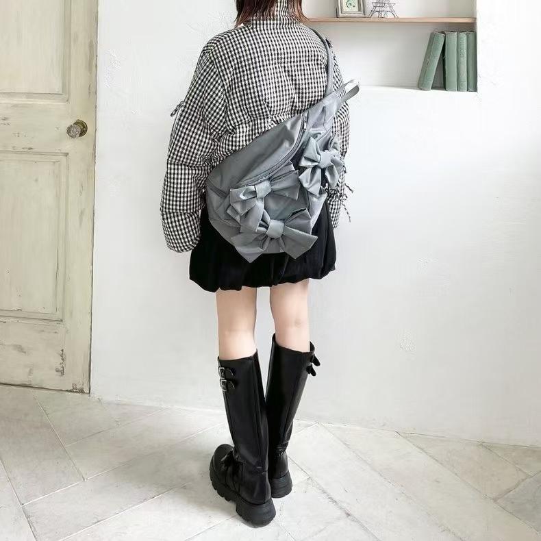 WDF.CO現貨│2025日式新款蝴蝶蝶胸包│黑白灰3色尼龍後背包 │馬鞍斜背包 │單肩包│隨身包｜容量大｜外出包-細節圖5