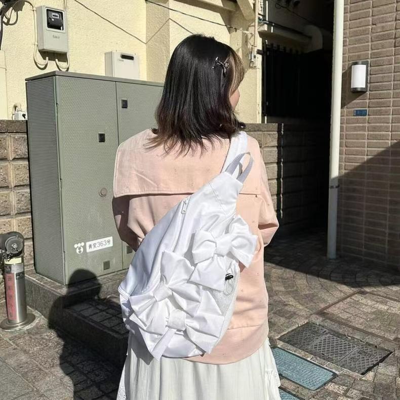 WDF.CO現貨│2025日式新款蝴蝶蝶胸包│黑白灰3色尼龍後背包 │馬鞍斜背包 │單肩包│隨身包｜容量大｜外出包-細節圖7