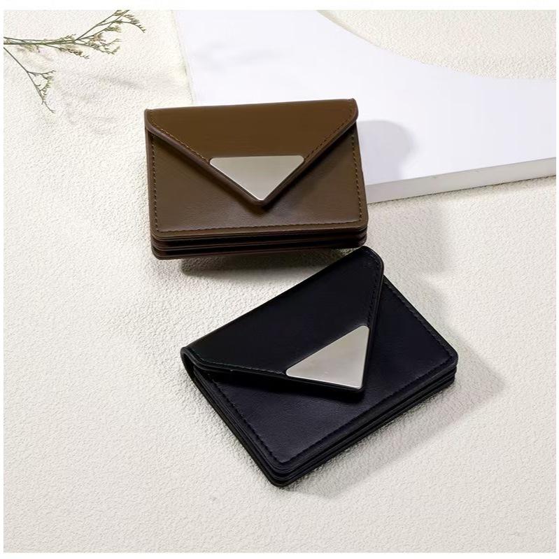 WDF.CO現貨｜2025韓版新款三角五金造型短夾｜藍綠2色強力磁扣卡夾｜3層皮革錢包｜短夾｜收納小包-細節圖3