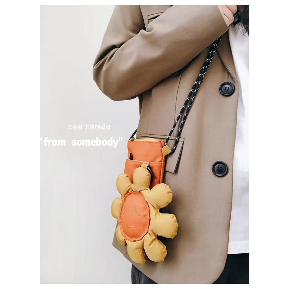 WDF.CO現貨｜2025最新日系太陽花手機包 │ 黑綠橘3色笑臉花朵肩背包｜有拉鍊｜防潑水斜背包｜隨身小包-細節圖4