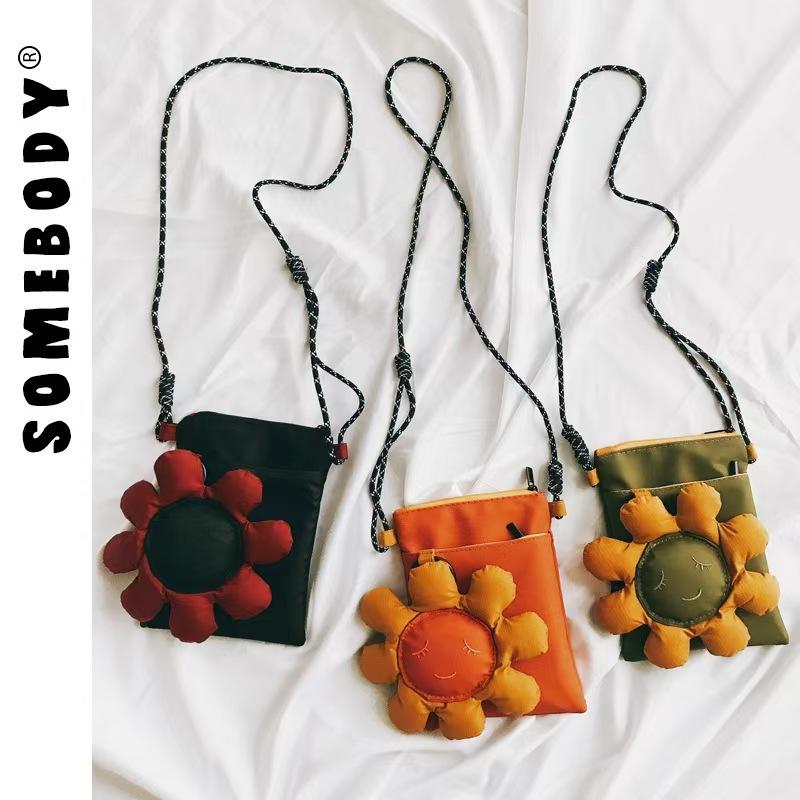 WDF.CO現貨｜2025最新日系太陽花手機包 │ 黑綠橘3色笑臉花朵肩背包｜有拉鍊｜防潑水斜背包｜隨身小包-細節圖5