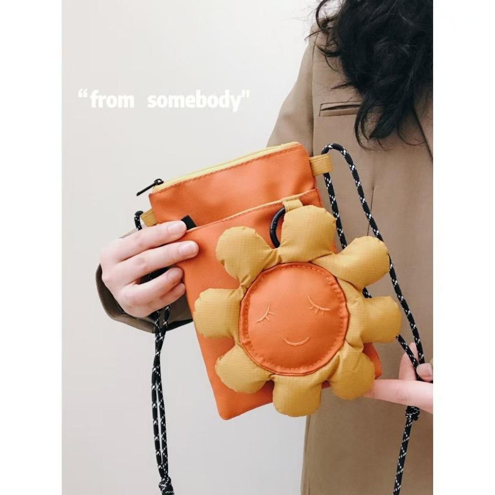 WDF.CO現貨｜2025最新日系太陽花手機包 │ 黑綠橘3色笑臉花朵肩背包｜有拉鍊｜防潑水斜背包｜隨身小包-細節圖6