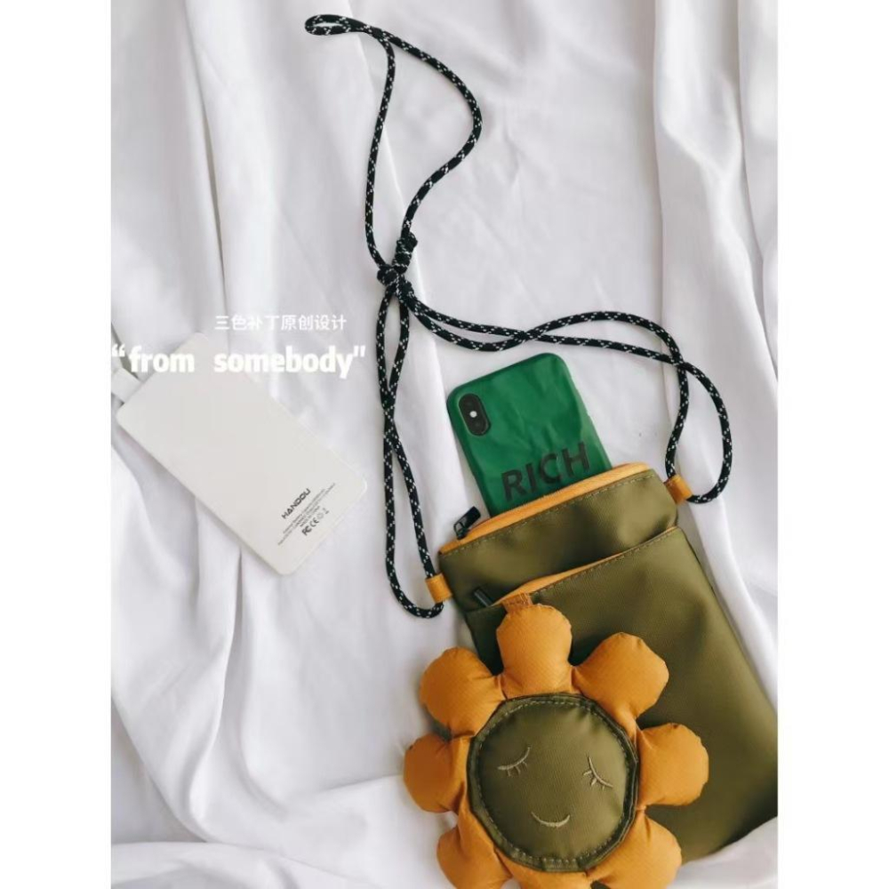 WDF.CO現貨｜2025最新日系太陽花手機包 │ 黑綠橘3色笑臉花朵肩背包｜有拉鍊｜防潑水斜背包｜隨身小包-細節圖7