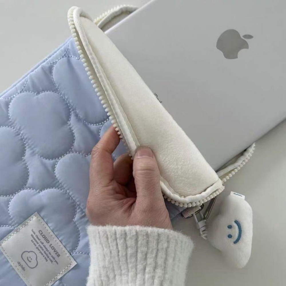 WDF.CO現貨│2024韓國新款可愛雲朵筆電包│藍白2色平板保護套│14吋ipad收納鋪棉包│雲朵刺繡│ins小物-細節圖4