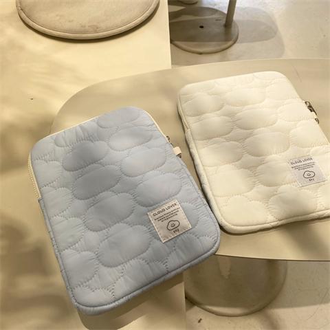 WDF.CO現貨│2024韓國新款可愛雲朵筆電包│藍白2色平板保護套│14吋ipad收納鋪棉包│雲朵刺繡│ins小物-細節圖8