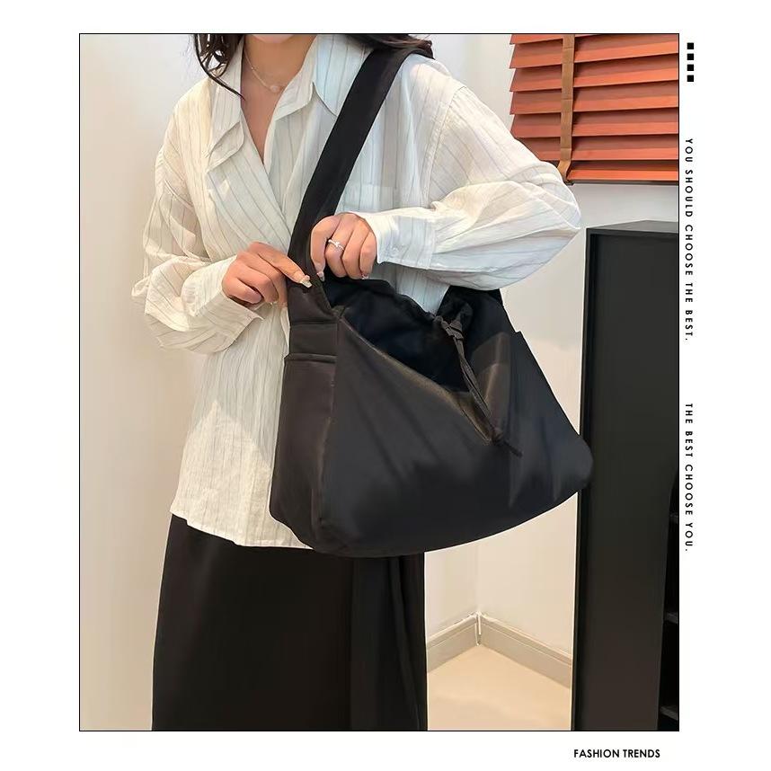 WDF.CO現貨│2025新款尼龍布餃子包│紅米棕綠黑5色束繩大容量托特包│肩帶可調│單肩斜背空氣包｜通勤包｜-細節圖2