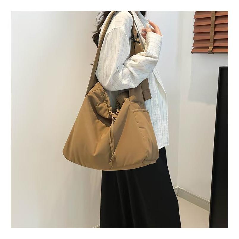 WDF.CO現貨│2025新款尼龍布餃子包│紅米棕綠黑5色束繩大容量托特包│肩帶可調│單肩斜背空氣包｜通勤包｜-細節圖3