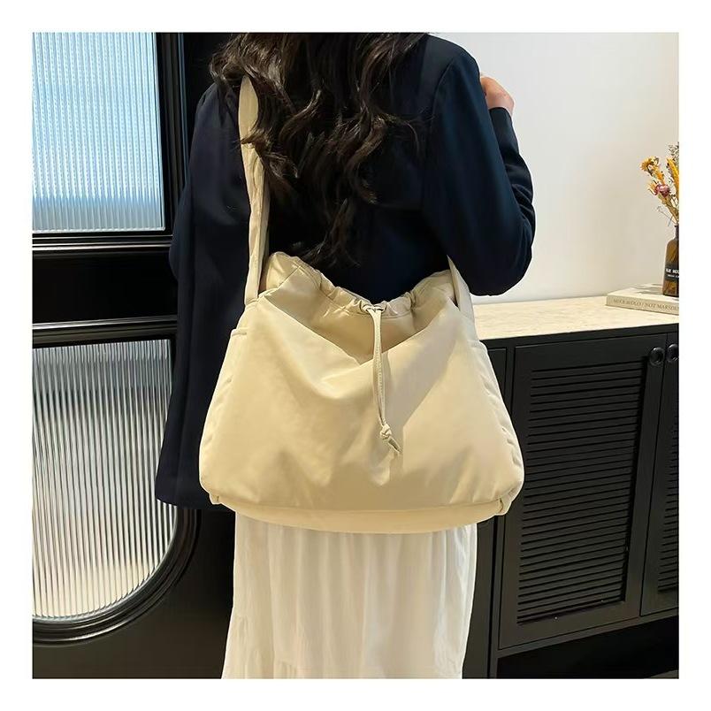 WDF.CO現貨│2025新款尼龍布餃子包│紅米棕綠黑5色束繩大容量托特包│肩帶可調│單肩斜背空氣包｜通勤包｜-細節圖4