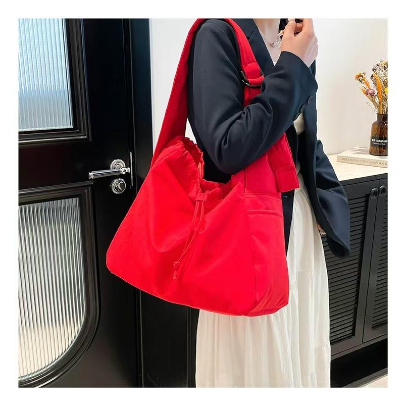 WDF.CO現貨│2025新款尼龍布餃子包│紅米棕綠黑5色束繩大容量托特包│肩帶可調│單肩斜背空氣包｜通勤包｜-細節圖5