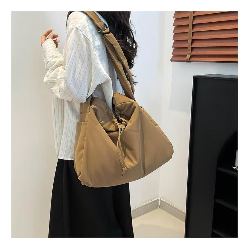 WDF.CO現貨│2025新款尼龍布餃子包│紅米棕綠黑5色束繩大容量托特包│肩帶可調│單肩斜背空氣包｜通勤包｜-細節圖6