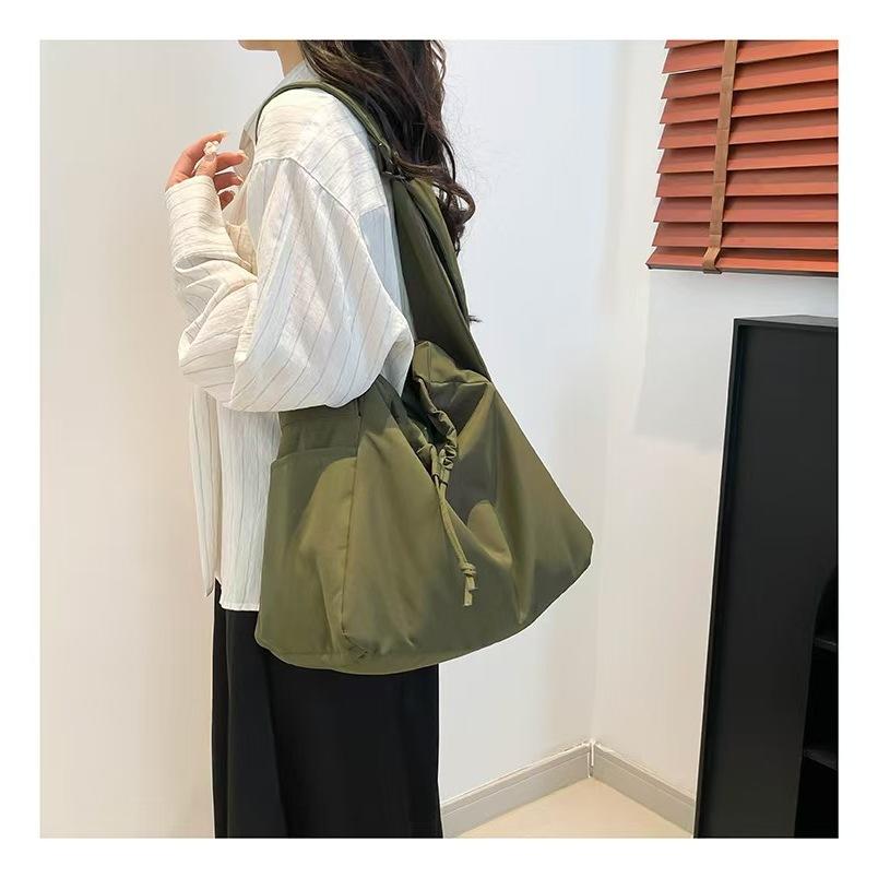 WDF.CO現貨│2025新款尼龍布餃子包│紅米棕綠黑5色束繩大容量托特包│肩帶可調│單肩斜背空氣包｜通勤包｜-細節圖7