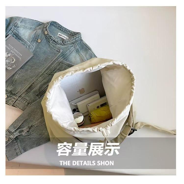 WDF.CO現貨│2025新款尼龍布餃子包│紅米棕綠黑5色束繩大容量托特包│肩帶可調│單肩斜背空氣包｜通勤包｜-細節圖9