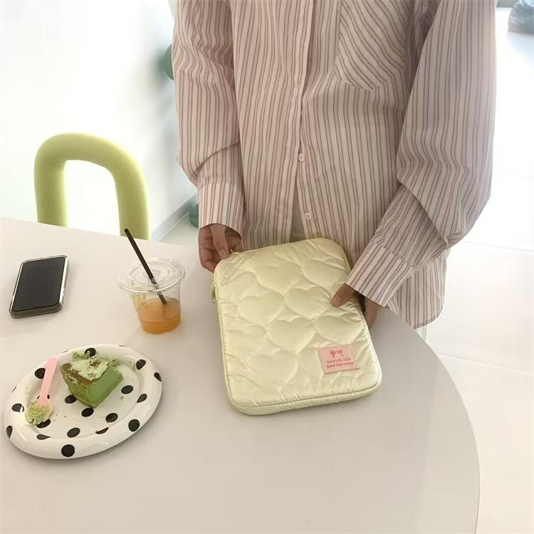 WDF.CO現貨│2024韓國新款愛心馬卡龍筆電包│粉銀藍黃4色平板保護套│14吋ipad收納棉包│愛心刺繡│ins小物-細節圖2