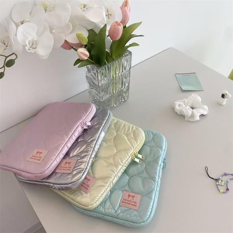 WDF.CO現貨│2024韓國新款愛心馬卡龍筆電包│粉銀藍黃4色平板保護套│14吋ipad收納棉包│愛心刺繡│ins小物-細節圖3