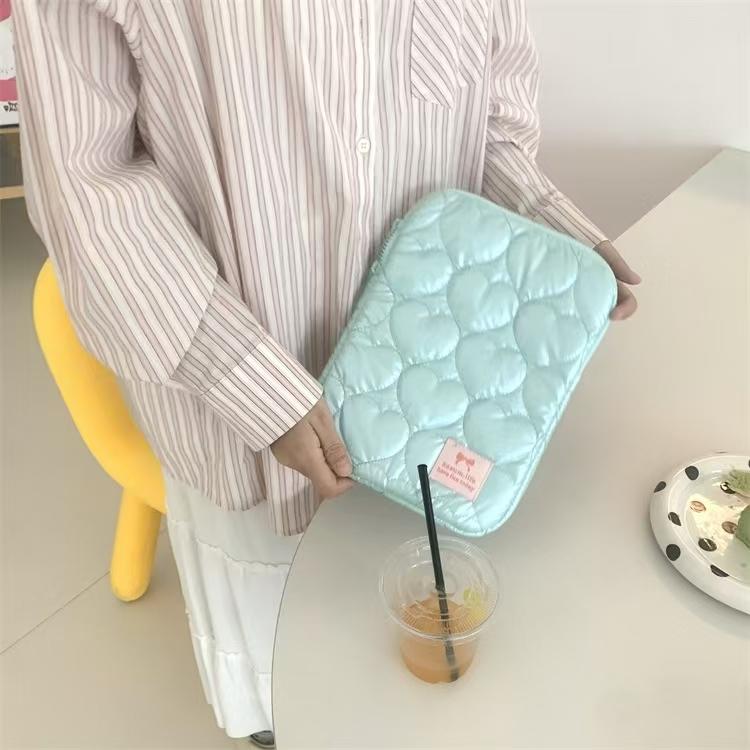 WDF.CO現貨│2024韓國新款愛心馬卡龍筆電包│粉銀藍黃4色平板保護套│14吋ipad收納棉包│愛心刺繡│ins小物-細節圖4