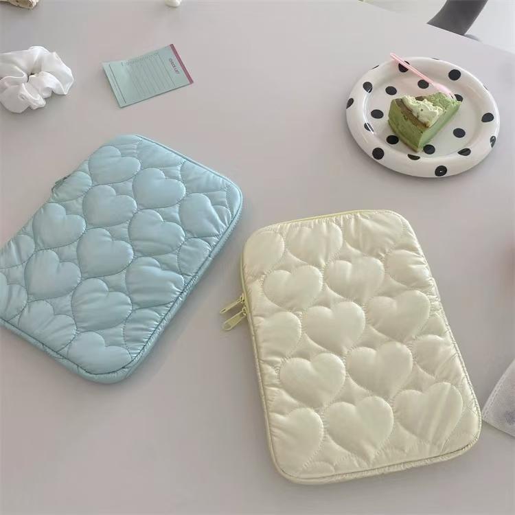 WDF.CO現貨│2024韓國新款愛心馬卡龍筆電包│粉銀藍黃4色平板保護套│14吋ipad收納棉包│愛心刺繡│ins小物-細節圖6