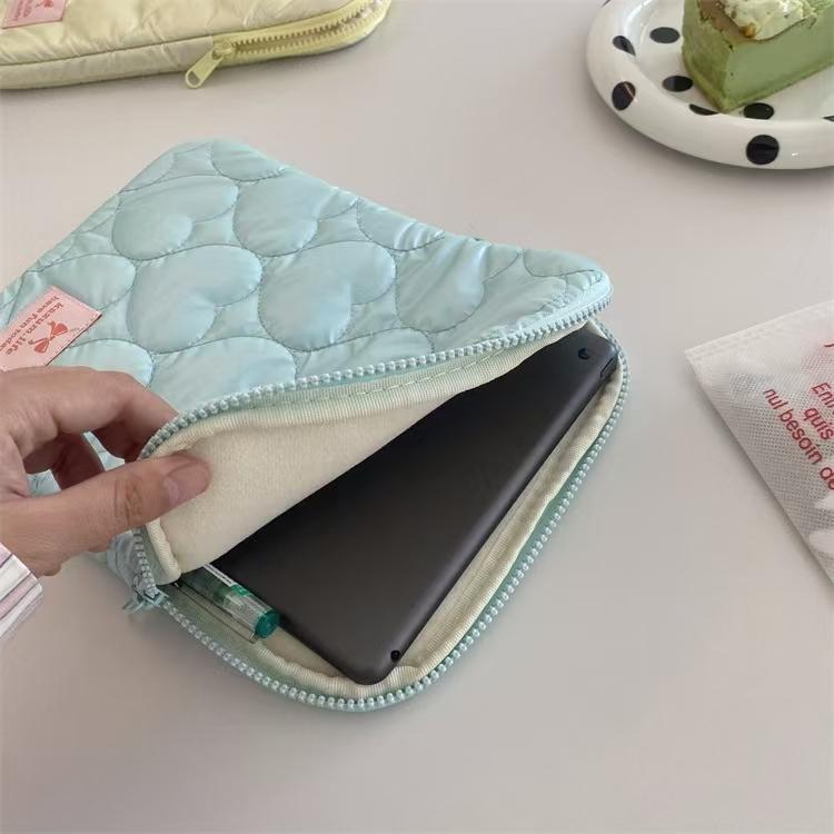 WDF.CO現貨│2024韓國新款愛心馬卡龍筆電包│粉銀藍黃4色平板保護套│14吋ipad收納棉包│愛心刺繡│ins小物-細節圖7