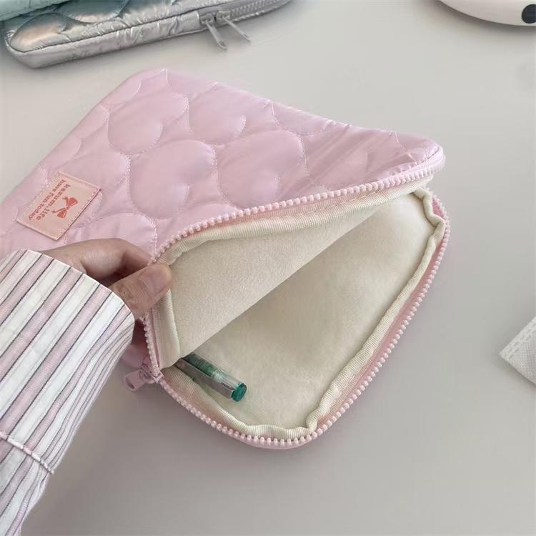 WDF.CO現貨│2024韓國新款愛心馬卡龍筆電包│粉銀藍黃4色平板保護套│14吋ipad收納棉包│愛心刺繡│ins小物-細節圖9