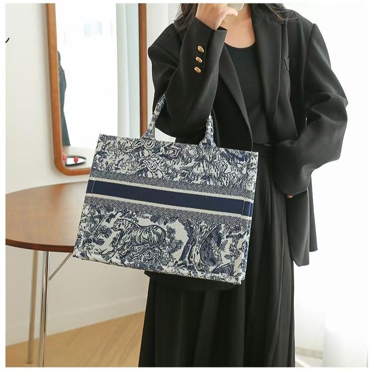 WDF.CO現貨｜2024新款刺繡大托特包│黑粉藍3色 │硬挺│有拉鍊│購物袋│大容量│單肩包│上課包｜防潑水｜外出包-細節圖3