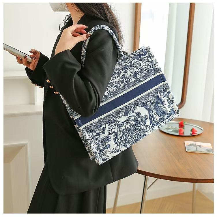 WDF.CO現貨｜2024新款刺繡大托特包│黑粉藍3色 │硬挺│有拉鍊│購物袋│大容量│單肩包│上課包｜防潑水｜外出包-細節圖4