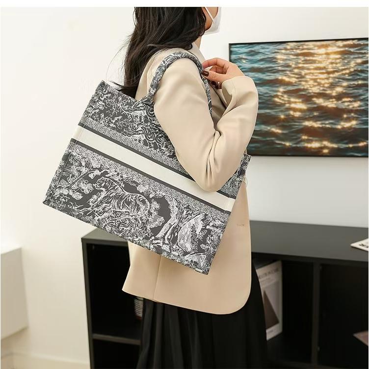 WDF.CO現貨｜2024新款刺繡大托特包│黑粉藍3色 │硬挺│有拉鍊│購物袋│大容量│單肩包│上課包｜防潑水｜外出包-細節圖5