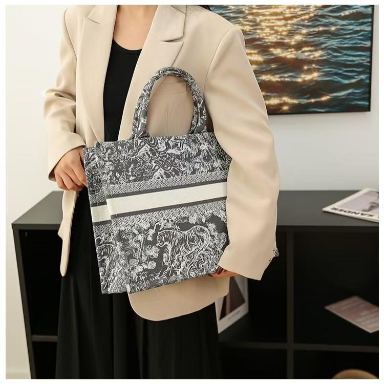 WDF.CO現貨｜2024新款刺繡大托特包│黑粉藍3色 │硬挺│有拉鍊│購物袋│大容量│單肩包│上課包｜防潑水｜外出包-細節圖6