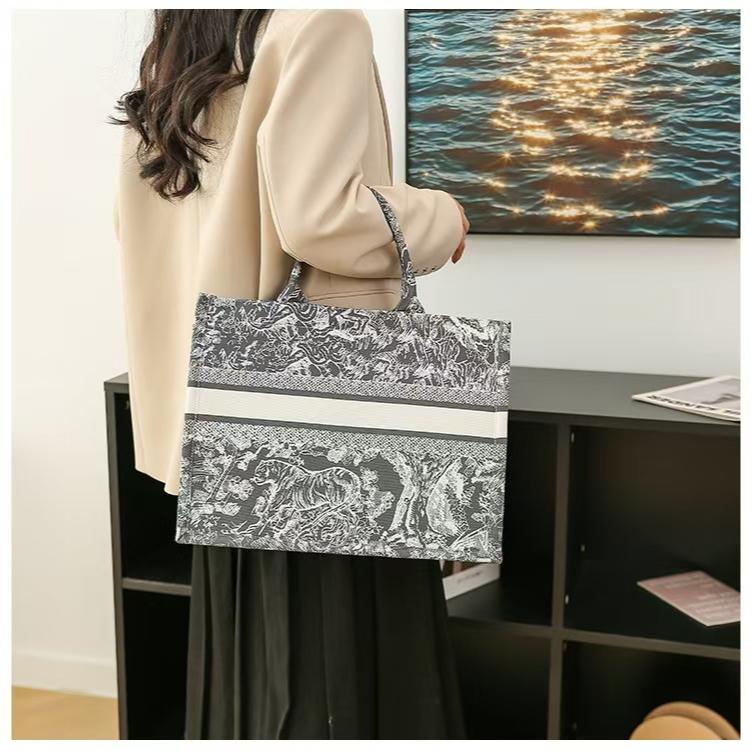 WDF.CO現貨｜2024新款刺繡大托特包│黑粉藍3色 │硬挺│有拉鍊│購物袋│大容量│單肩包│上課包｜防潑水｜外出包-細節圖7