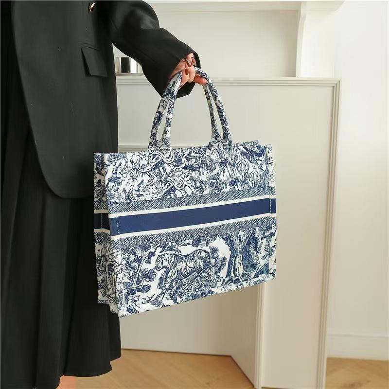 WDF.CO現貨｜2024新款刺繡大托特包│黑粉藍3色 │硬挺│有拉鍊│購物袋│大容量│單肩包│上課包｜防潑水｜外出包-細節圖8