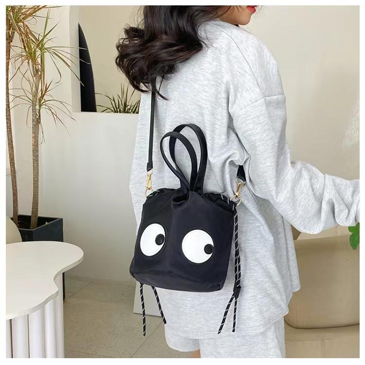 WDF.CO現貨│2024新款韓國大眼睛托特包│抽繩包 │黑色2款│防潑水│有拉鍊 │斜背包｜大容量｜通勤包｜外出包-細節圖3