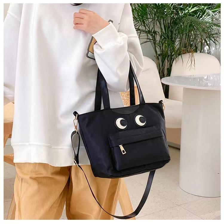 WDF.CO現貨│2024新款韓國大眼睛托特包│抽繩包 │黑色2款│防潑水│有拉鍊 │斜背包｜大容量｜通勤包｜外出包-細節圖4