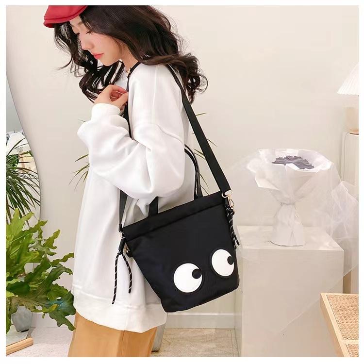 WDF.CO現貨│2024新款韓國大眼睛托特包│抽繩包 │黑色2款│防潑水│有拉鍊 │斜背包｜大容量｜通勤包｜外出包-細節圖5