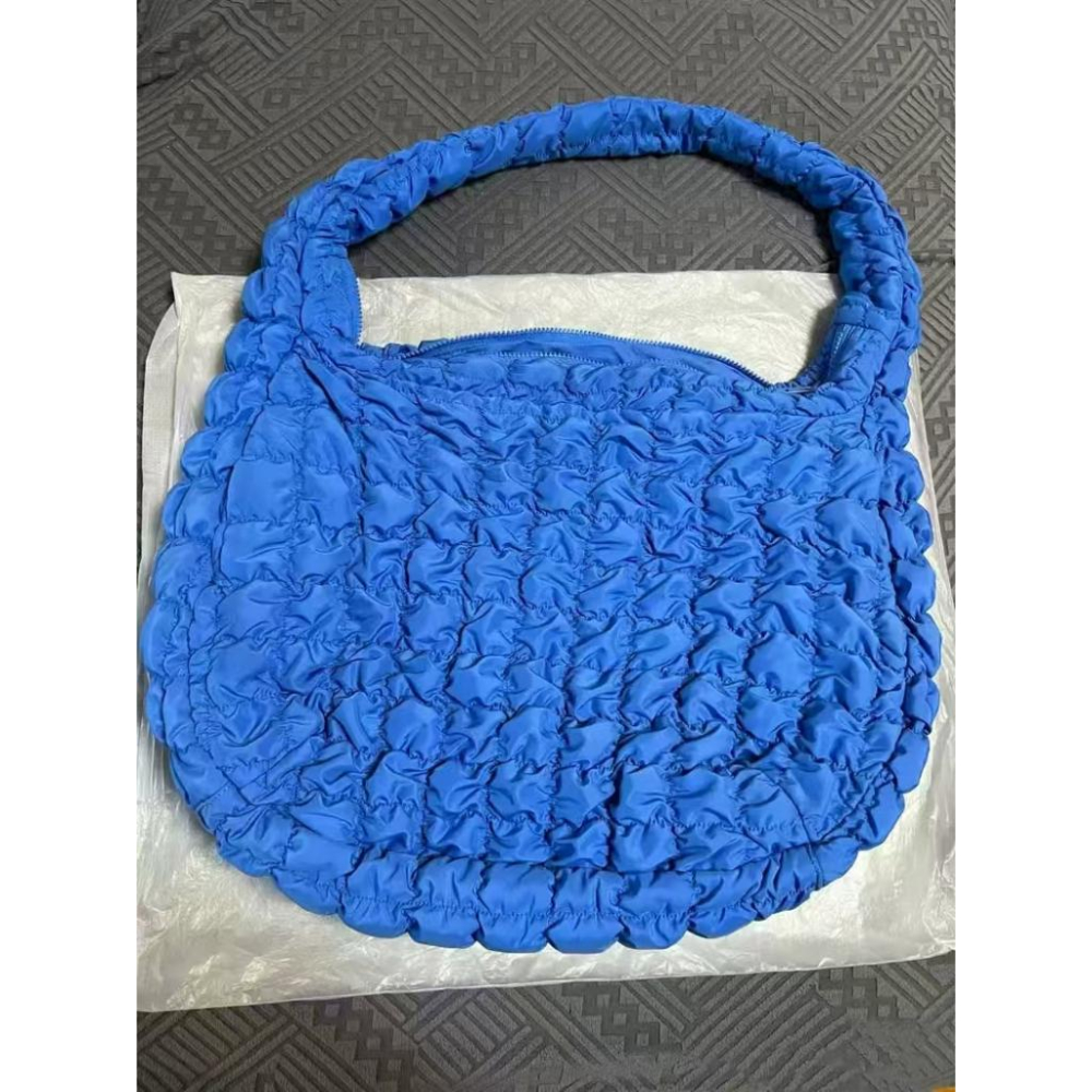 WDF.CO現貨｜2025韓國新款雲朵包 │黑綠咖卡5色新刺繡腋下包 ｜有拉鍊｜單肩包｜泡泡包｜大容量｜羽絨包｜輕量｜-細節圖5