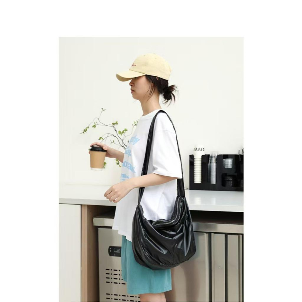 WDF.CO現貨│2025韓國新款│太空輕薄托特包│黑銀2色空氣包 │輕量購物包│有拉鍊│防潑水單肩包｜容量大｜外出包-細節圖5