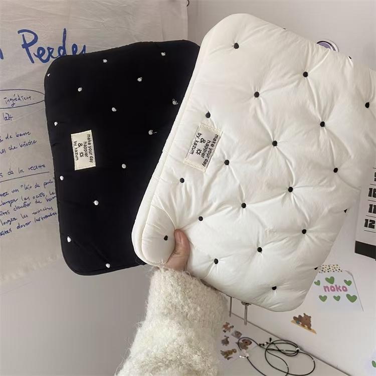 WDF.CO現貨│2024韓國新款圓點點筆電包│黑白2色平板保護套│14吋ipad收納鋪棉包│圓點點刺繡│ins小物-細節圖2