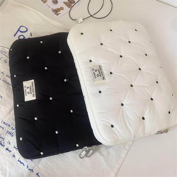 WDF.CO現貨│2024韓國新款圓點點筆電包│黑白2色平板保護套│14吋ipad收納鋪棉包│圓點點刺繡│ins小物-細節圖3