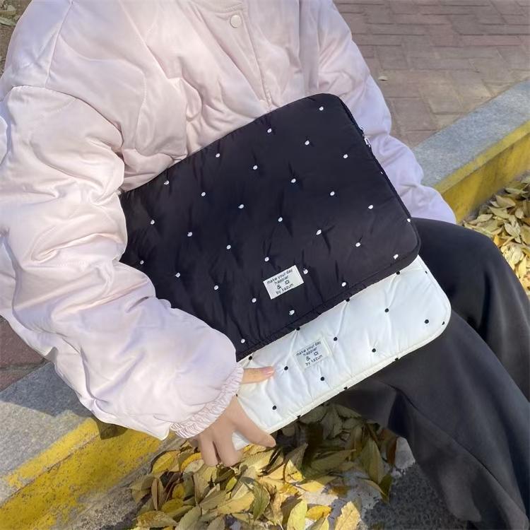 WDF.CO現貨│2024韓國新款圓點點筆電包│黑白2色平板保護套│14吋ipad收納鋪棉包│圓點點刺繡│ins小物-細節圖4