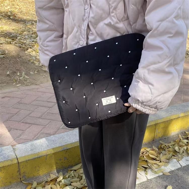 WDF.CO現貨│2024韓國新款圓點點筆電包│黑白2色平板保護套│14吋ipad收納鋪棉包│圓點點刺繡│ins小物-細節圖5