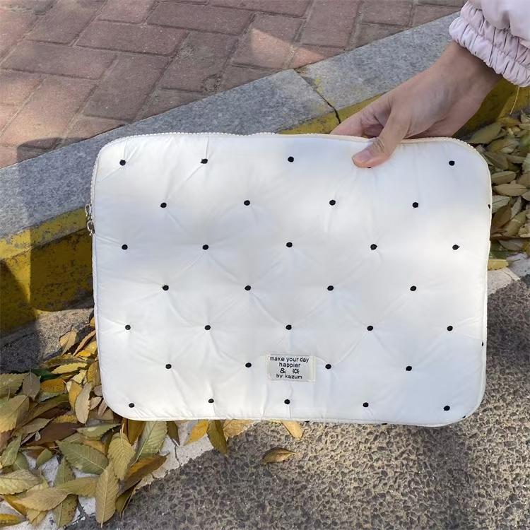 WDF.CO現貨│2024韓國新款圓點點筆電包│黑白2色平板保護套│14吋ipad收納鋪棉包│圓點點刺繡│ins小物-細節圖6